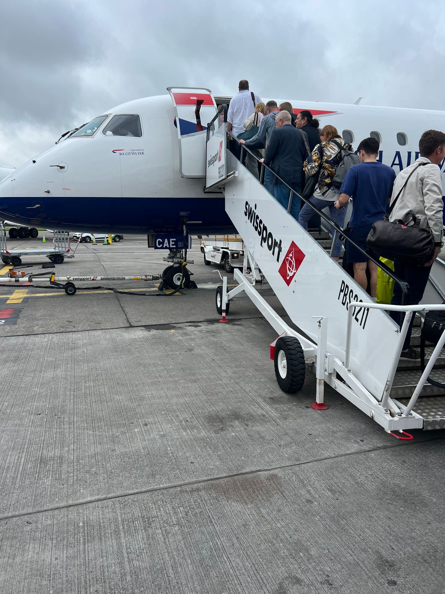 cola para subir al avión